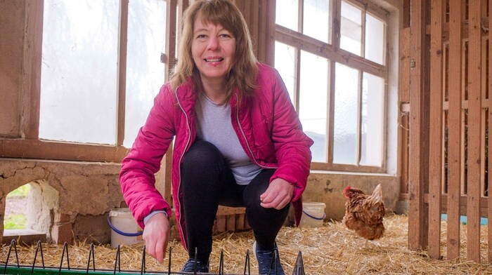 Sigrid (50) kümmert sich hauptverantwortlich um die Hühner.