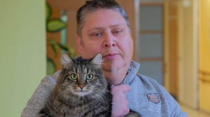 Mario (45) kümmert sich um „Oskar“. Die Liebe beruht auf Gegenseitigkeit: Meist schläft die ...