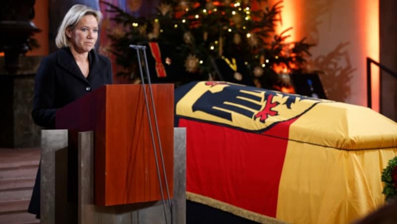 Christine Strobl, Tochter von Wolfgang Schäuble, redet beim Gottesdienst bei der Trauerfeier für ihren Vater. (Bild: APA/dpa/Philipp von Ditfurth)