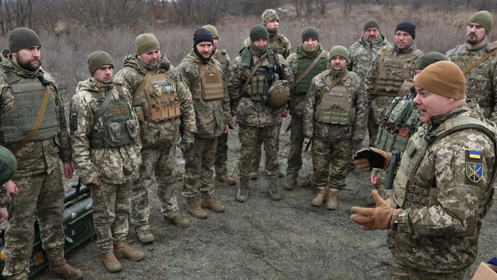 Ukrainische Soldaten bei einer Besprechung nahe Kiew