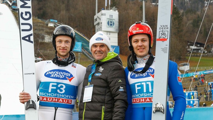 Der ehemalige österreichische Skispringer und Gewinner der Vierschanzentournee Hubert Neuper mit den beiden Vorspringern Julian und Max.