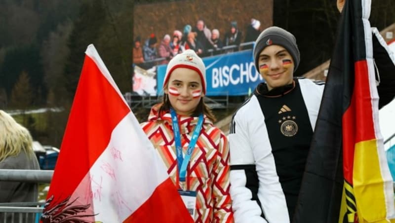 Tim drückt Deutschland die Daumen, Jana-Stefanie hofft für Österreich. (Bild: Gerhard Schiel)