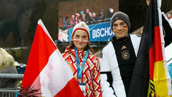 Tim drückt Deutschland die Daumen, Jana-Stefanie hofft für Österreich.
