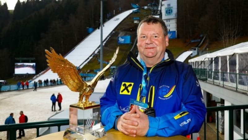 Organisator Manfred Schützenhofer mit dem Pokal. (Bild: Gerhard Schiel)