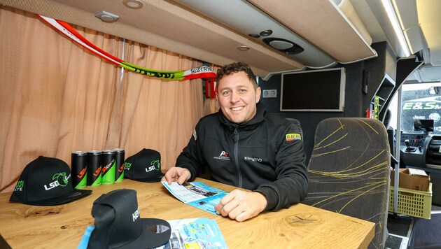 „E&S“-Manager Christoph Wohlmuth am Küchentisch des Motorhome. (Bild: Manfred Binder/SMP)