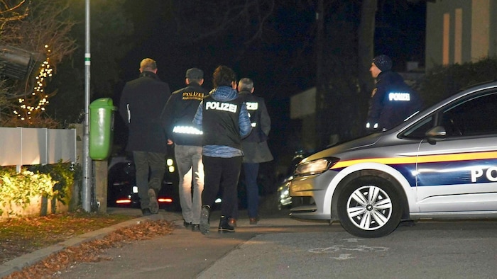 Der Verdächtige soll mit einer Machete auf seine Frau, dann auf die Beamten losgegangen sein.