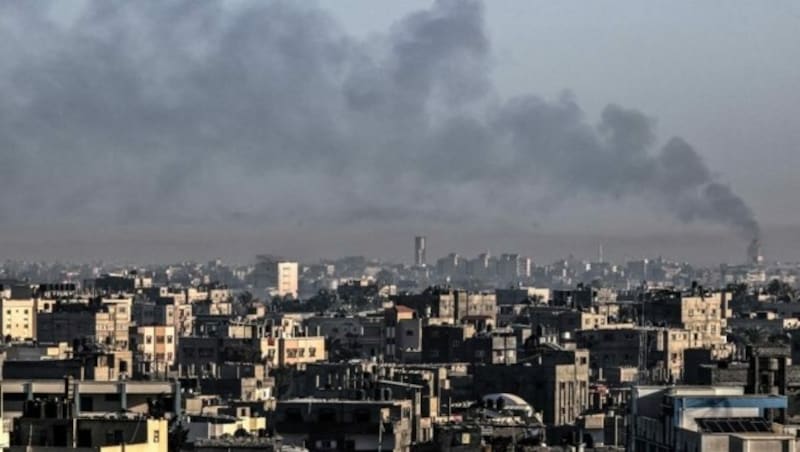 Ein Bild, das am 6. Januar 2024 in Rafah aufgenommen wurde, zeigt Rauchschwaden über Khan Yunis im südlichen Gazastreifen während des israelischen Bombardements inmitten der anhaltenden Kämpfe zwischen Israel und der militanten Palästinensergruppe Hamas. (Bild: AFP)