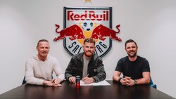 Timo Horn (Mitte) unterschreibt bei Red Bull Salzburg. (Bild: Red Bull Salzburg)