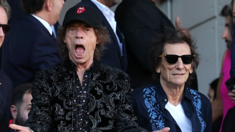 Da staunen sogar die alten Herren: Ein Nachbau der Rolling-Stones-WG Anfang der 1960er-Jahre wird versteigert. (Bild: LLUIS GENE / AFP / picturedesk.com)