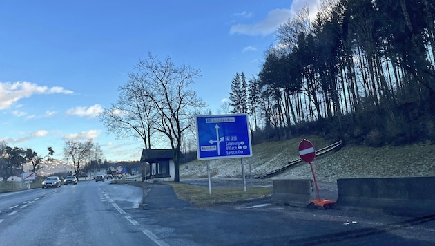 Der Parkplatz bei der Auffahrt A10 ist in Lendorf gesperrt (Bild: Elisa Aschbacher)