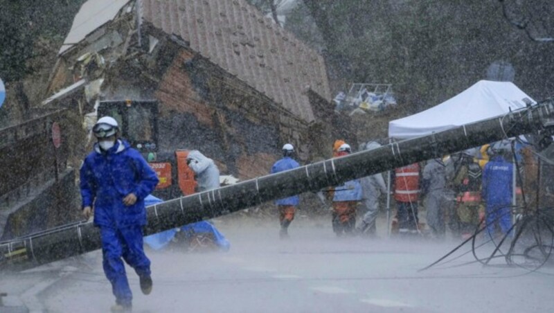 Die Arbeit von Tausenden Rettungskräften wird derzeit von schlechten Wetterbedingungen behindert.  (Bild: AP)