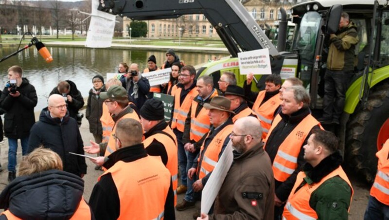 In Deutschland protestieren zahlreiche Bauern gegen Sparpläne der Regierung. (Bild: AFP)