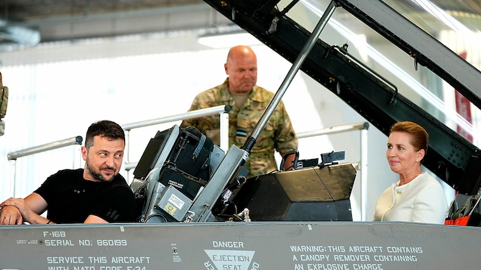 Der ukrainische Präsident Wolodymyr Selenskyj gemeinsam mit der dänischen Regierungschefing Mette Frederiksen beim Probesitzen in einem F-16-Cockpit
