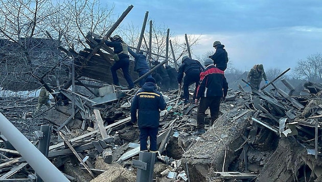 Suche nach Verschütteten nach dem Raketenangriff (Bild: APA/AFP/@VadimFilashkin_donoda/Telegram/Handout)