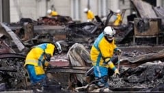 Trümmerberge, beschädigte Straßen, Erdrutsche und Nachbeben erschwerten den Einsatz der Such- und Rettungstrupps. (Bild: AP)