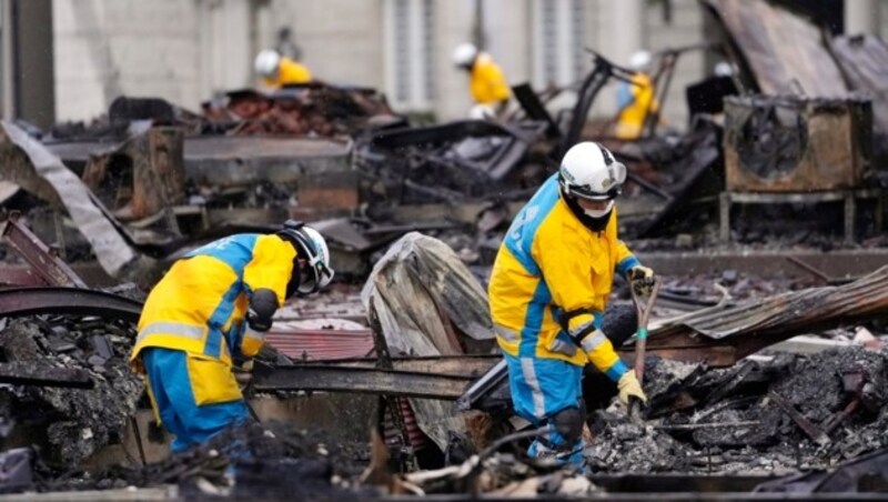 Trümmerberge, beschädigte Straßen, Erdrutsche und Nachbeben erschwerten den Einsatz der Such- und Rettungstrupps. (Bild: AP)