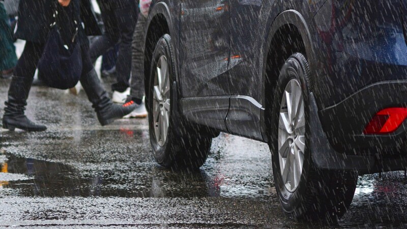 Die 18-jährige Lenkerin des Autos dürfte laut Polizei das Rotlicht übersehen haben - die 74-Jährige wurde gegen die Windschutzscheibe geschleudert. (Symbolbild) (Bild: Dmytro - stock.adobe.com)