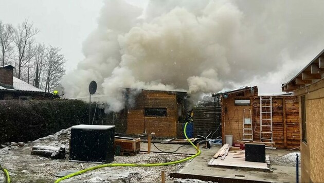 Die Feuerwehr ist in Steyr mit vier Löschzügen ausgerückt, um den Brand im Schrebergarten unter ...