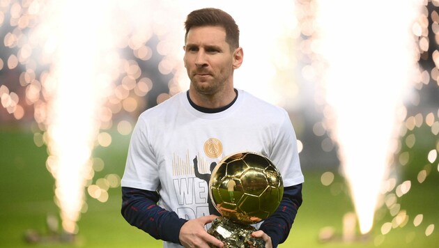 Lionel Messi mit seinem 2021 gewonnenen Goldenen Ball (Bild: APA/AFP/FRANCK FIFE)
