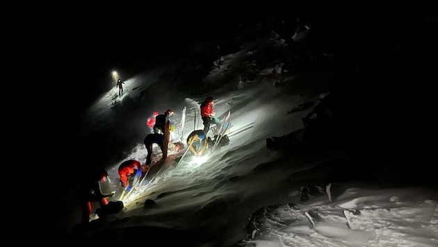 Mitten in der Nacht brachen die Bergretter auf, um die drei Alpinisten zu retten. (Bild: Bergrettung Kals)
