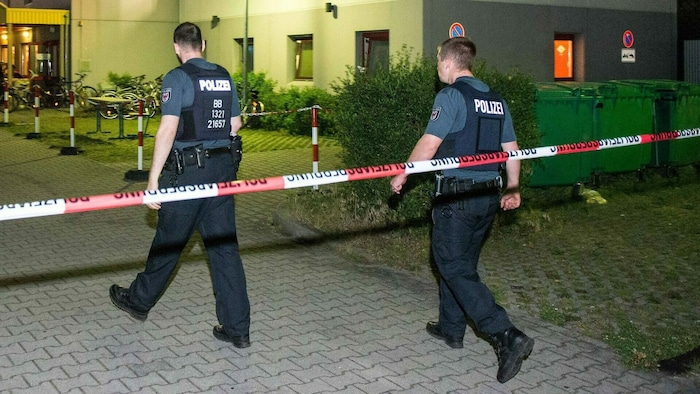Als die Polizei eintraf, befand sich der Mann den Angaben zufolge in seinem Zimmer und attackierte die Beamten