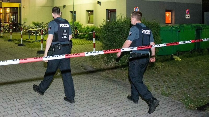 Als die Polizei eintraf, befand sich der Mann den Angaben zufolge in seinem Zimmer und attackierte die Beamten (Bild: dpa-Zentralbild/Julian Stähle (Symbolbild))