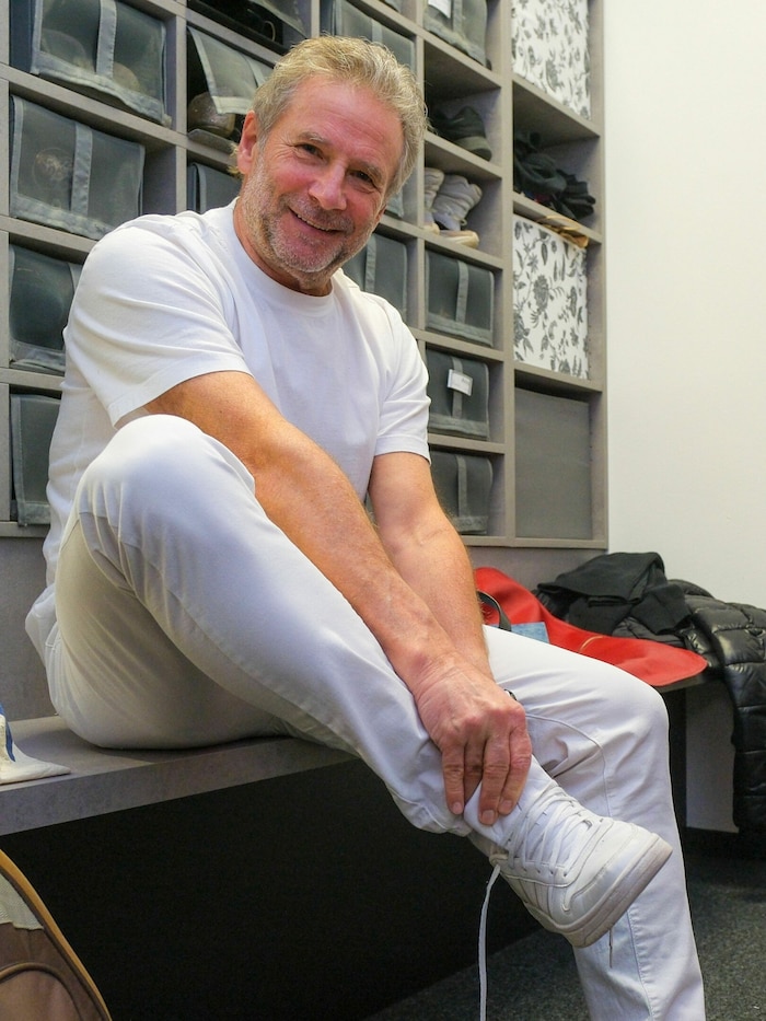 Gottfried Würcher scherzte vor seinem Auftritt in der Garderobe mit der „Krone“.