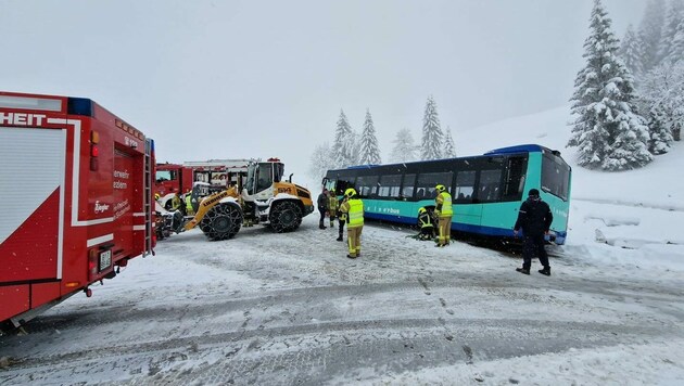 Die Florianijünger mussten den Bus auf die Straße zurückziehen. 