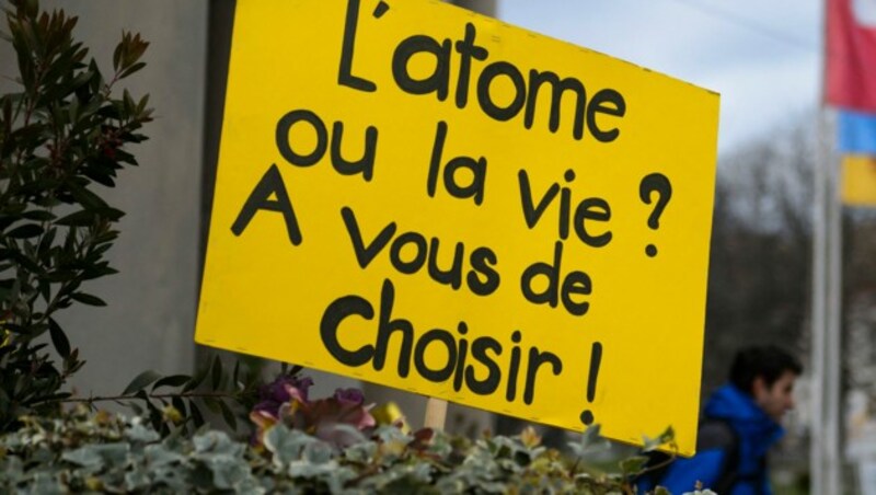 „Atom oder das Leben? Es liegt an dir, zu wählen!“, steht auf diesem Schild geschrieben. (Bild: AFP)