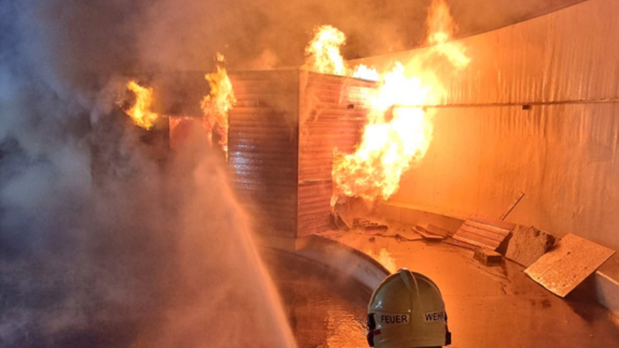 Mehr als 50 Mitglieder von drei Feuerwehren mussten zu dem Feuer im Thermalbad ausrücken. (Bild: BFKDO BADEN/Stefan Schneider)