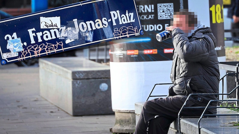 Am Franz-Jonas-Platz wird ein Alkholvebot eingeführt. Dieses gilt bereits ab Anfang Februar. (Bild: Peter Tomschi, Krone KREATIV)