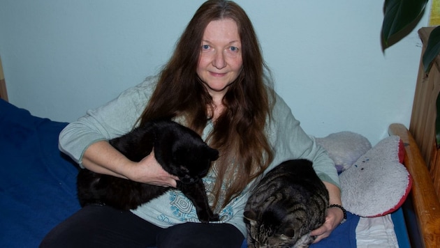 Melinda Ciorba mit ihren beiden Katzen. Sie dürfen nicht mehr hinaus. (Bild: Ciorba)