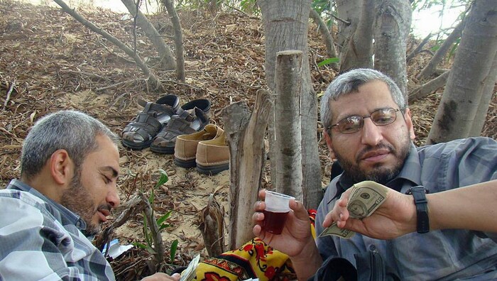 Der Mann rechts soll Mohammed Deif, Chef der Kassam-Brigaden, sein.