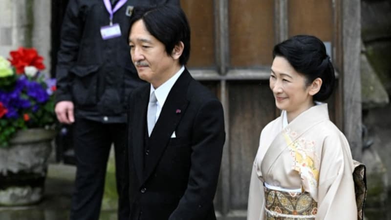 Kronprinz Akishino und Kronprinzessin Kiko im Mai 2023 auf dem Weg zur Krönung von König Charles III. (Bild: APA/AFP/POOL/TOBY MELVILLE)