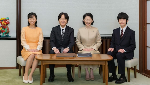 Der japanische Kronprinz Akishino posierte zu Neujahr mit seiner Frau, Kronprinzessin Kiko, und den Kindern Prinzessin Kako (links) und Prinz Hisahito. (Bild: APA/AFP/Imperial Household Agency/STR)