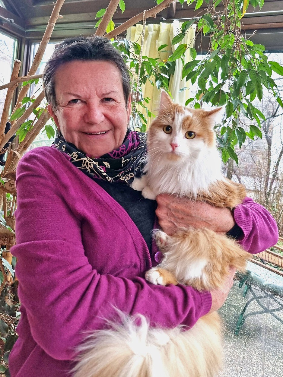 Kater „Carlo“ mit seiner glücklichen Besitzerin (Bild: BFKDO BADEN / Stefan Schneider ) Kater „Carlo“ mit seiner glücklichen Besitzerin (Bild: BFKDO BADEN / Stefan Schneider )