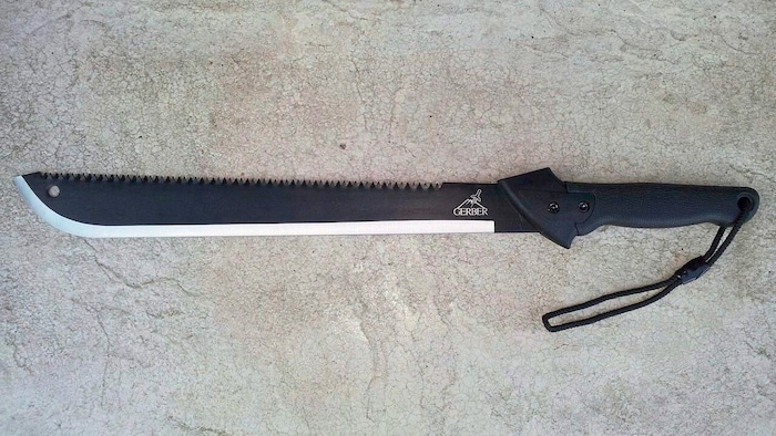 Erek soll die Machete laut Gabriele K. auf das Gartentor gelegt haben (Symbolbild).