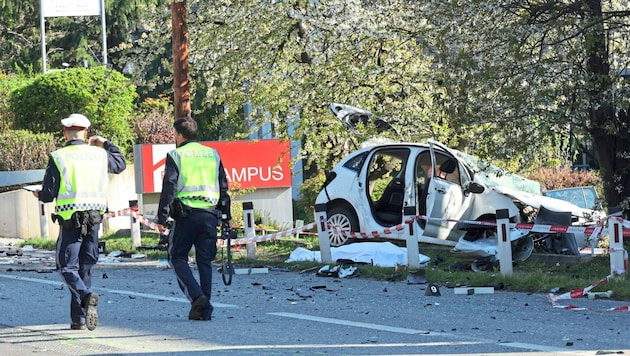 Vom weißen Auto blieb nur ein Wrack, der Lenker hatte keine Chance. (Bild: Christian Jauschowetz)