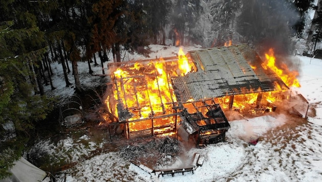 Diese Vorsäßhütte wurde zum Raub der Flammen. (Bild: Maurice Shourot)