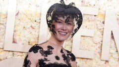 Rosamund Pike trägt bei den Golden Globes 2024 einen dramatischen Schleier, um einen Skiunfall ...