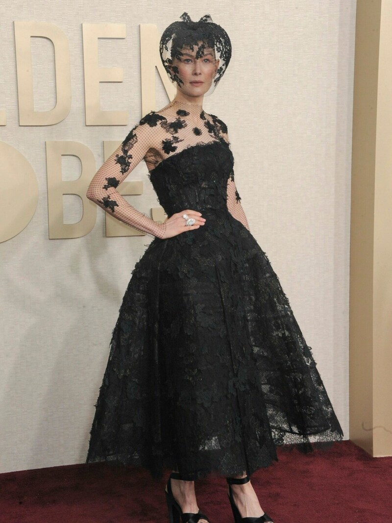 Rosamunde Pike sorgt mit ihrem Begräbnis-Look für Aufsehen bei den Globes. (Bild: Elizabeth Goodenough / Everett Collection / picturedesk.com)