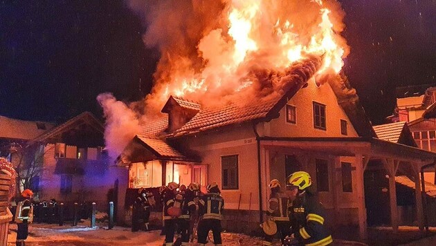 Beim Eintreffen der Floriani stand ein Wohnhaus in dicht verbautem Siedlungsgebiet in Flammen. (Bild: FF Bad Goisern)