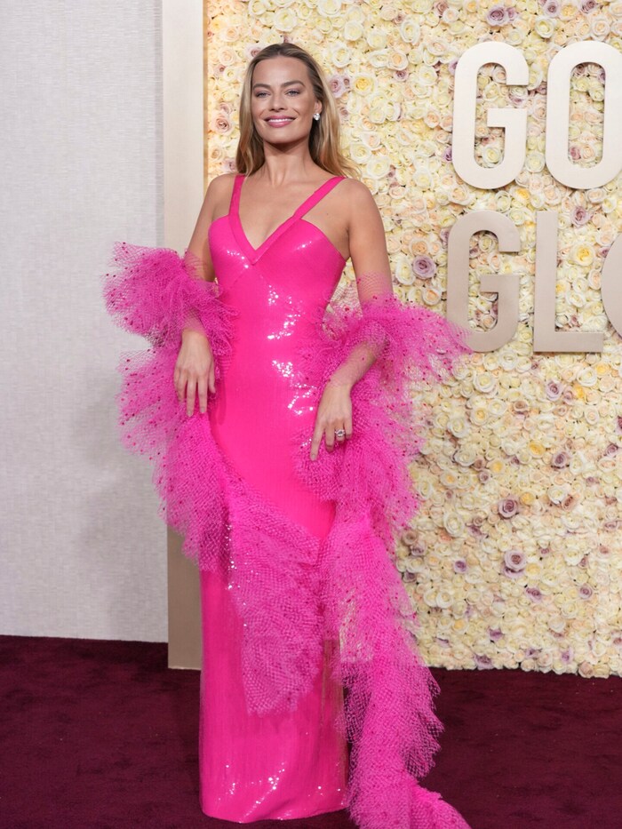 Margot Robbie in einem Superstar-Barbie-Kleid.