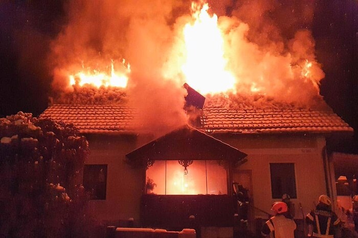 Ein schreckliches Bild: Die Flammen wüteten im Wohnhaus.