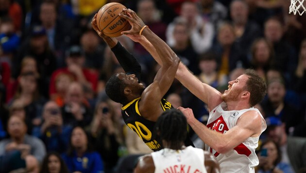 Jakob Pöltl (r.) glänzte mit einem Double-Double. (Bild: AP Photo/D. Ross Cameron)