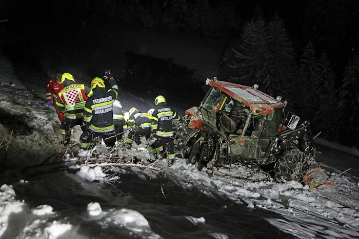 Ein Großaufgebot an Feuerwehren, Rotem Kreuz und Polizei versuchten den Mann zu bergen.