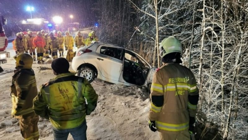 Das Auto war über eine steile Böschung in Richtung Wiestalstausee gestürzt. (Bild: Wasserrettung Hallein)