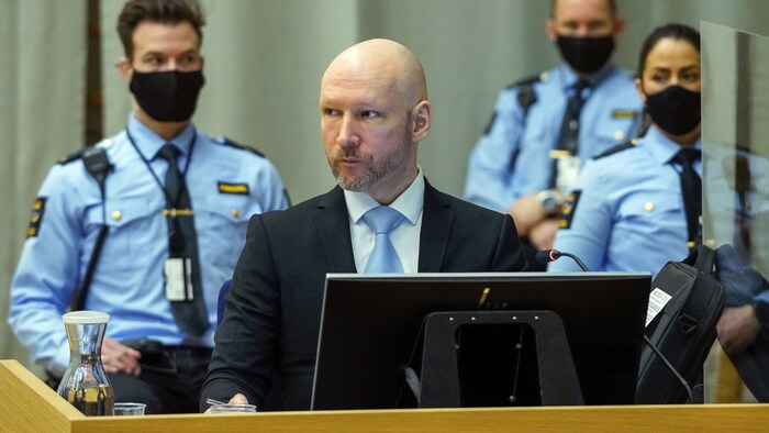 Breivik bei einer Anhörung 2022, bei der er die Freilassung auf Bewährung beantragte.