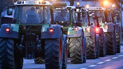 Mit Traktoren gegen Kürzungen: Deutsche Bauern protestieren. (Bild: APA/dpa/Felix Kstle)