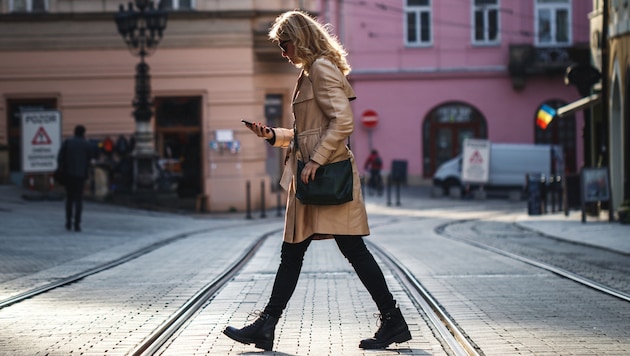 Gleichzeitiges Gehen und Hantieren mit dem Smartphone wirkt negativ auf Gang und Gelenke. (Bild: encierro - stock.adobe.com)